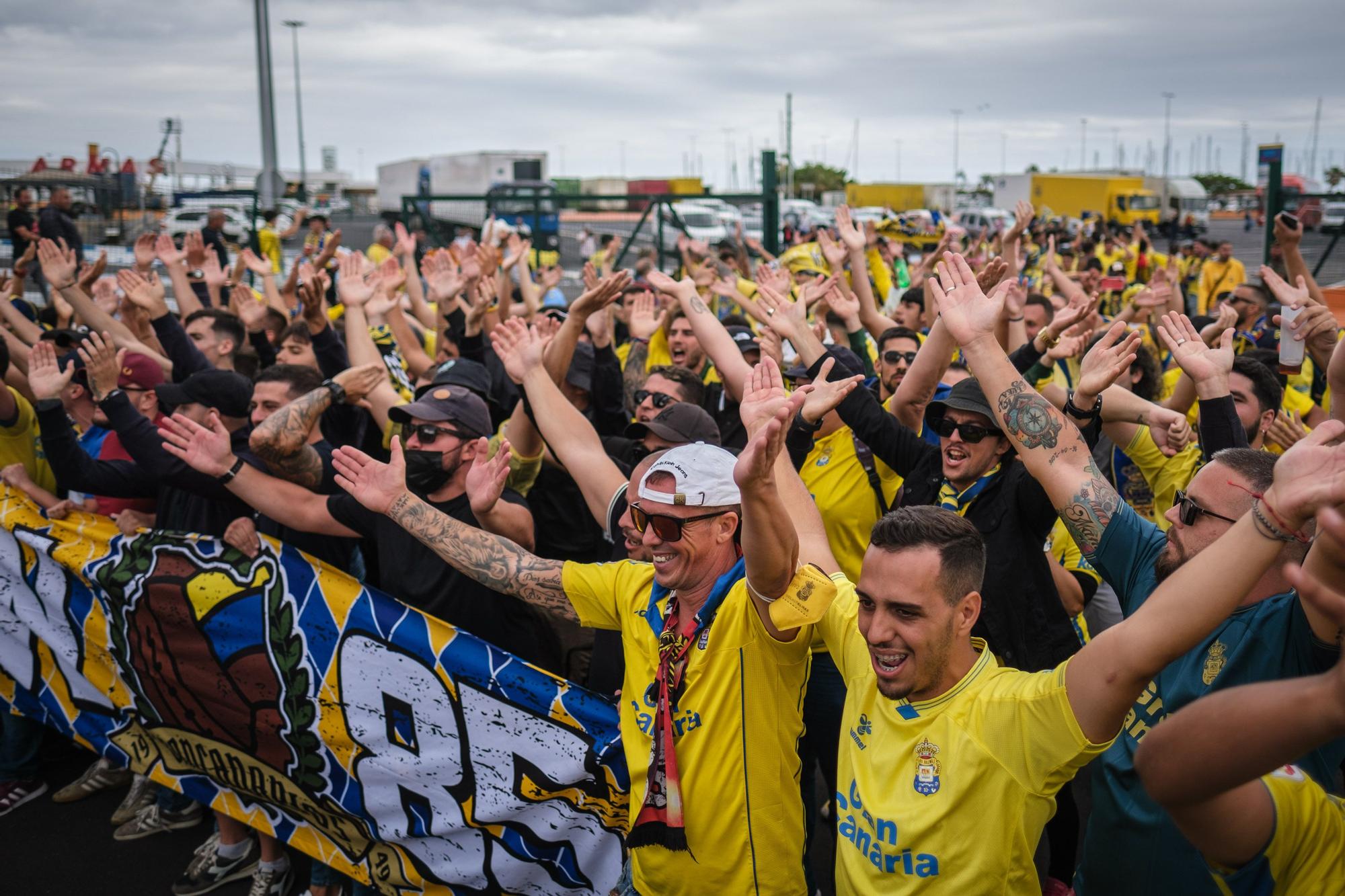 Los hinchas de la UD Las Palmas ya han desembarcado en Tenerife