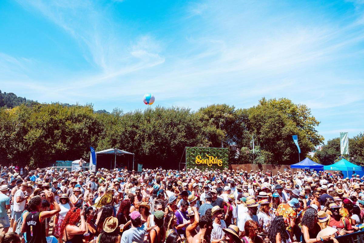 Los «festivaleiros» desafiaron al calor para disfrutar a tope del SonRías Baixas en Bueu.