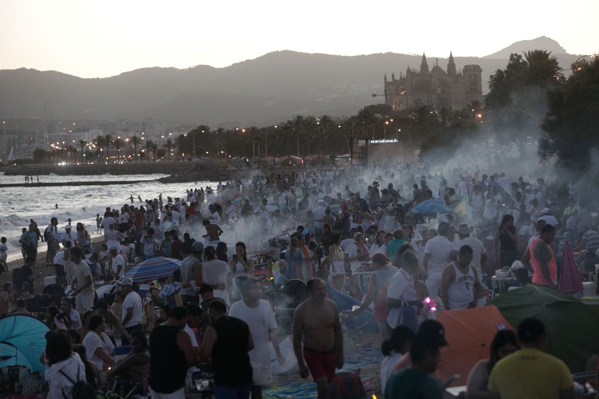 So feierten die Menschen die Johannisnacht am Strand von Palma de Mallorca