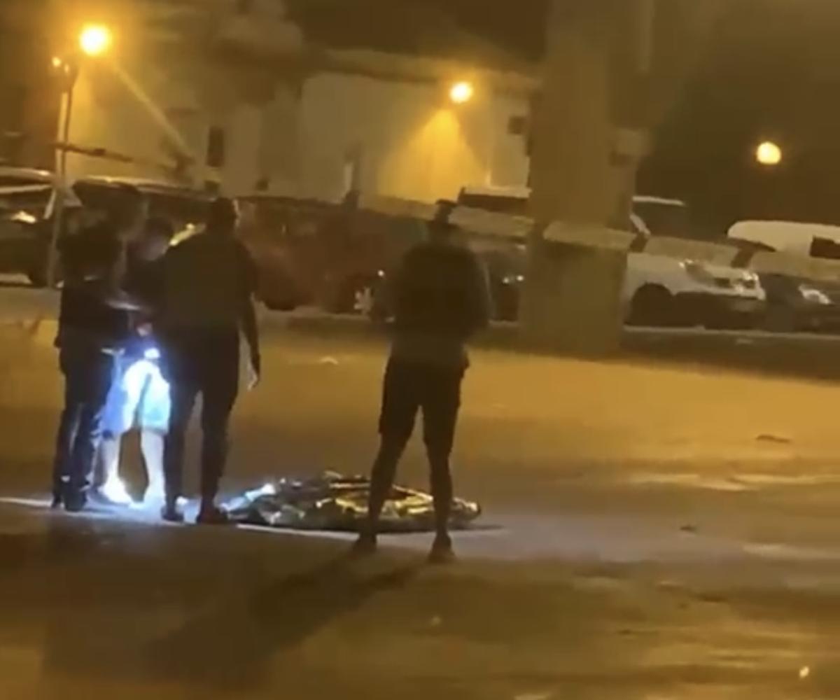 La Policía trabaja en el lugar del descubrimiento del cuerpo bajo el puente en Barriomar.