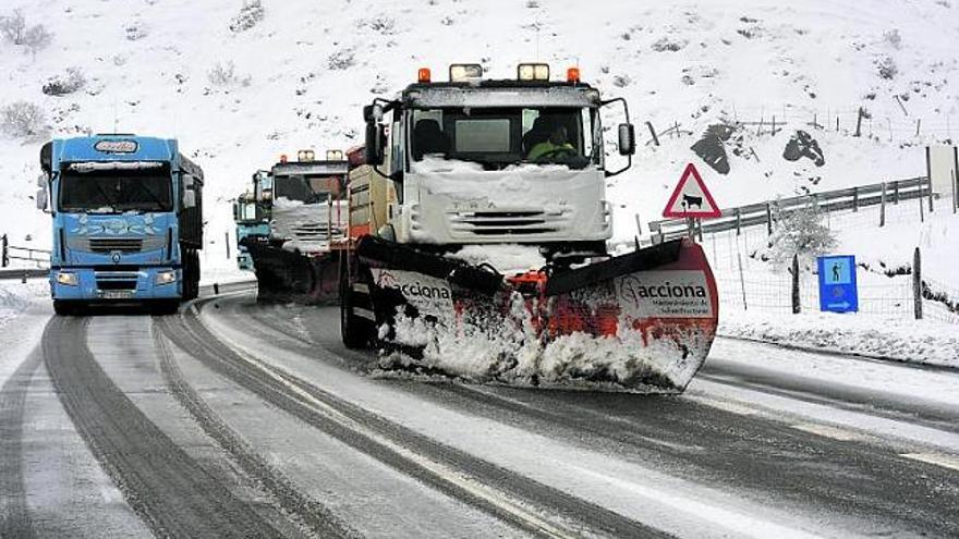 Una quitanieves abriendo paso en la carretera del puerto de Pajares, que ayer quedó cerrado al paso de camiones por la nieve.