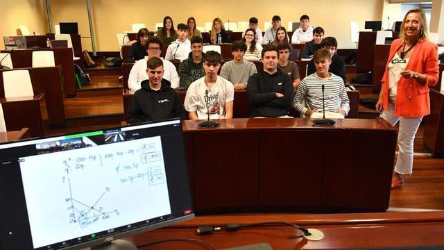 Alumnos, con una docente, durante una clase en un aula de la UIE, en el campus de A Coruña. |
// VÍCTOR ECHAVE