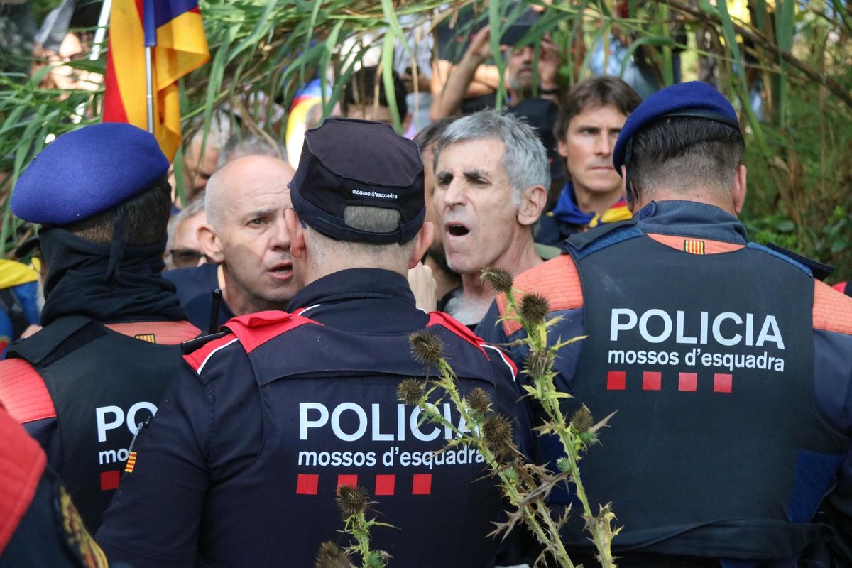El portaveu de la coordinadora antimonàrquica, Quim Tell, protestant als Mossos.