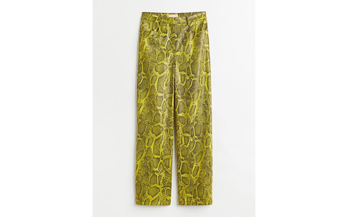 Pantalones efecto piel amarillos, de H&M.