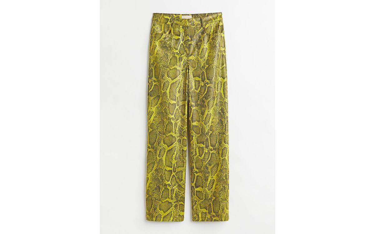 Pantalones efecto piel amarillos, de H&amp;M.