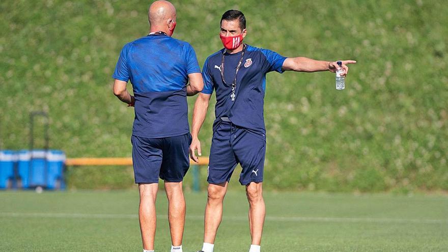 Francisco enraona amb el nou preparador físic Sergio Pardo durant un entrenament a La Vinya.