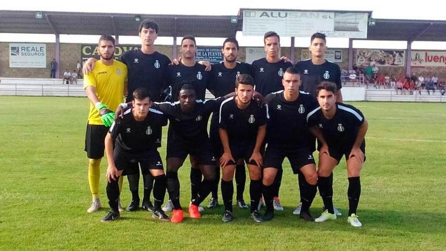 De izquierda a derecha, el equipo inicial avilesino: de pie, Esteve Peña, Jairo Llosa, Pablo Suárez, Nacho Fernández, Keko y Ríos; agachados, Berto, Maikel, Alexander, Barragán y Joaquín Serrano.