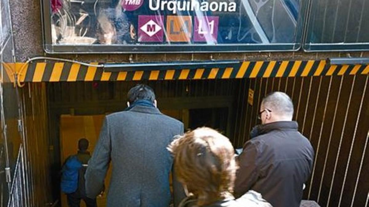 Un joven alto entra en la parada de metro de Urquinaona, ayer.