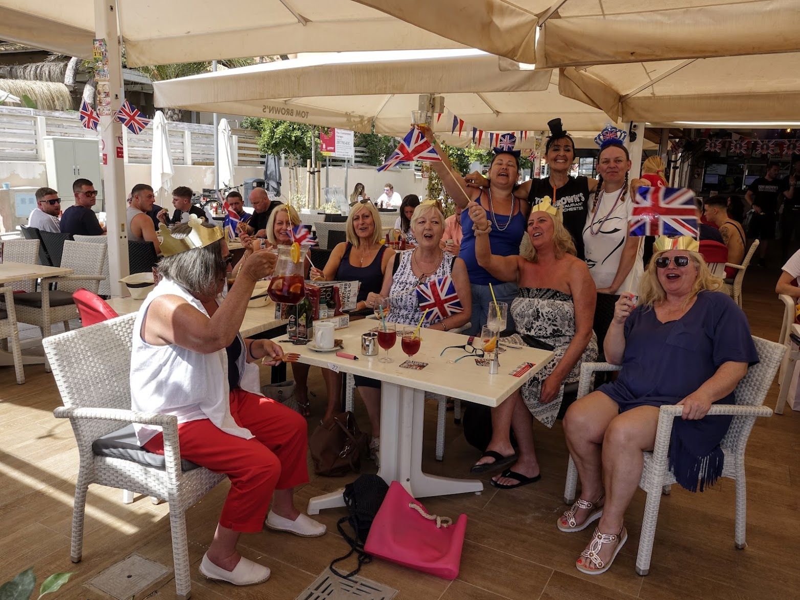 Carlos III de Inglaterra… y I de Magaluf: así viven los turistas británicos la ceremonia de coronación