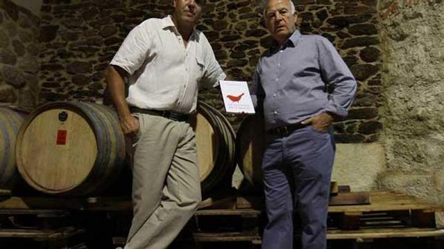 Jorge Feijóo (izquierda), y el autor del libro, Eugenio Feijóo, en la bodega de la Ribeira Sacra.  // Jesús Regal