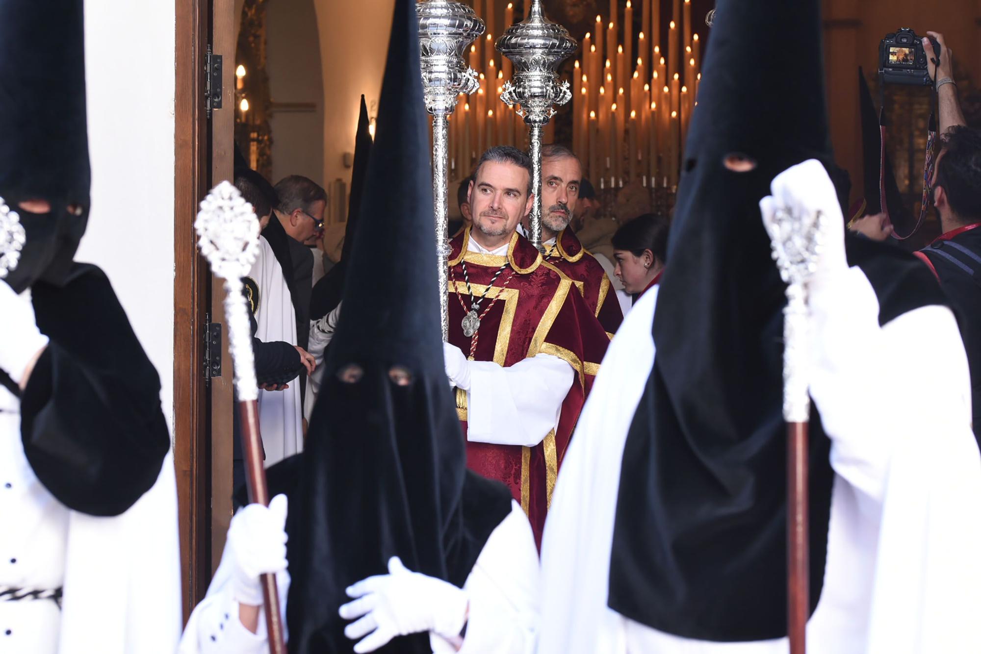 La hermandad del Perdón serpentea camino de la Catedral