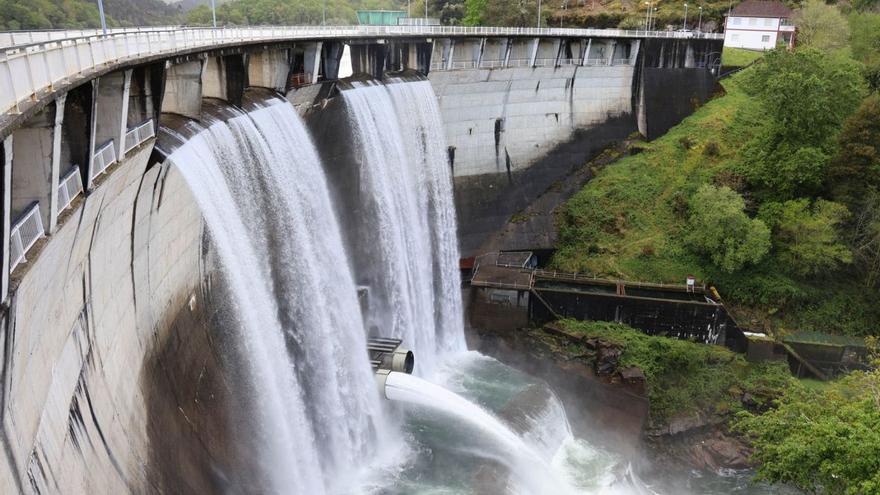 Embalse de Eiras, que abastece a casi una decena de municipios de la provincia. |   // ALBA VILLAR