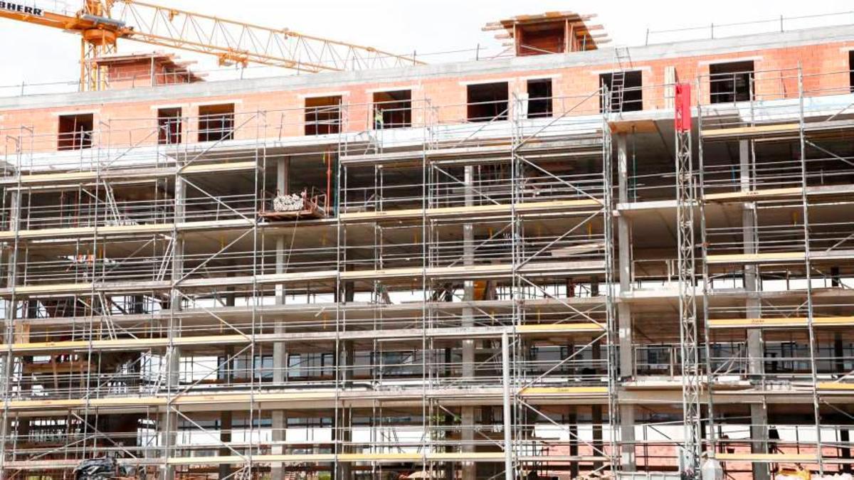 En España el parque de vivienda social supone el 0,96% de las viviendas principales, cuando en la Unión Europea es del 9,3 %. En la imagen, edificio en construcción en el barrio compostelano de O Castiñeiriño. Foto: Antonio Hernández