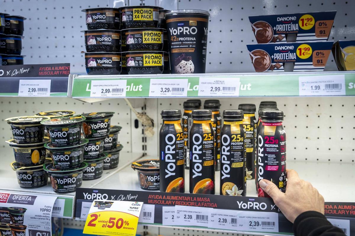Productos lácteos enriquecidos con proteínas en un supermercado de Barcelona.