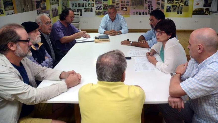 Directivos de Vaipolorío mantuvieron ayer una reunión a la que también asistieron los concejales Carme da Silva y Demetrio Gómez. // R.V.