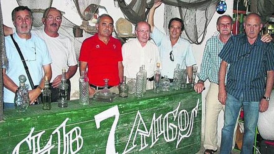 Los amigos en la sede del club donde celebraban los guateques.  t. cascudo