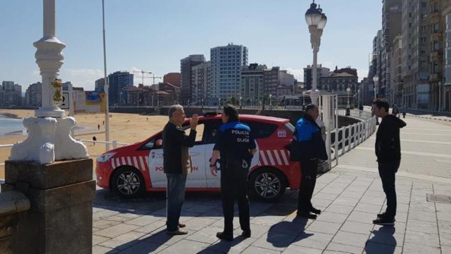 Cuatro sanciones de 2.000 euros: la Policía Local de Gijón patrulla el Muro desde primera hora de la mañana