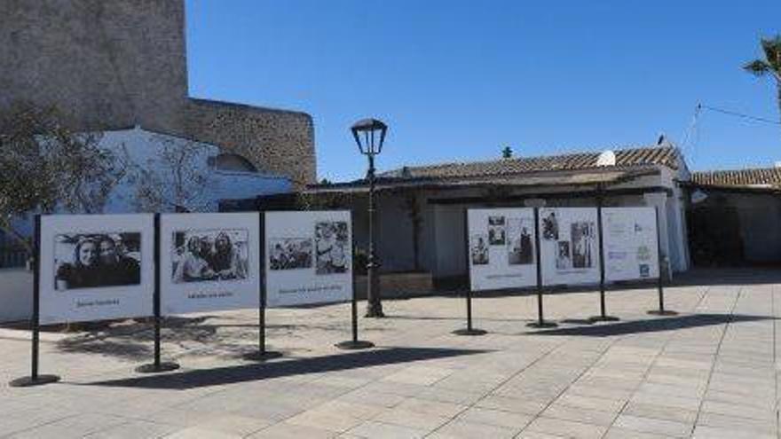 Los paneles de la muestra a su paso por la plaza de Sant Francesc, en Formentera.