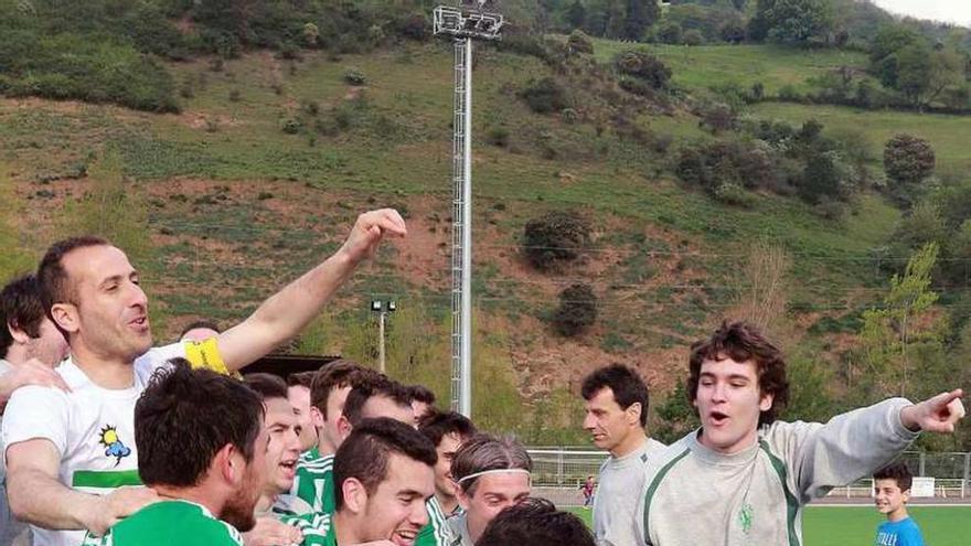 Sergio Segura, en primer término, celebra el ascenso del Lenense-Proinastur a Tercera División.