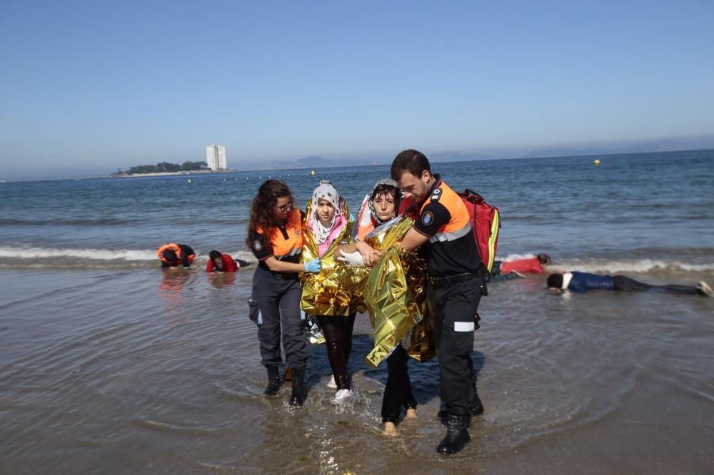 Simulacro de llegada de refugiados en Vigo // A.Irago