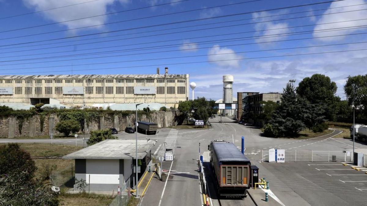 Acceso a la fábrica de Saint-Gobain en Avilés  | LUISMA MURIAS