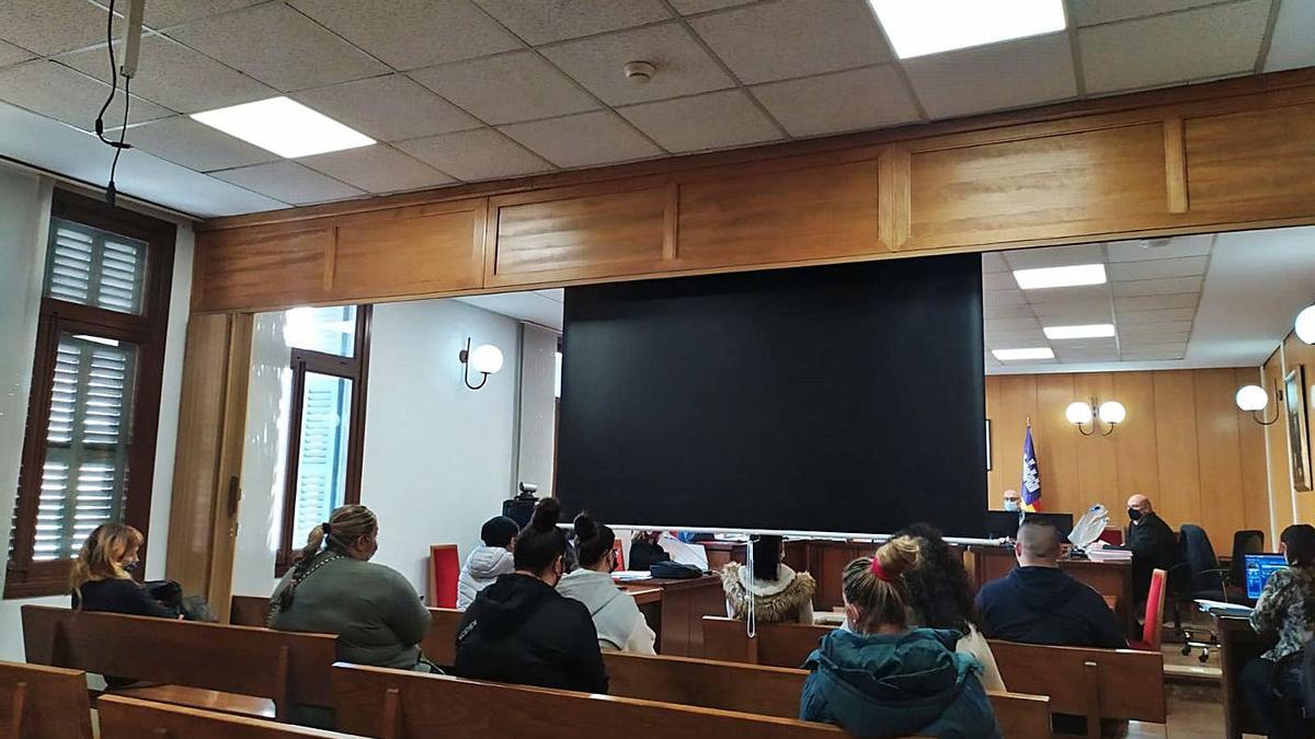 Las nueve personas condenadas, durante el juicio celebrado en Palma.