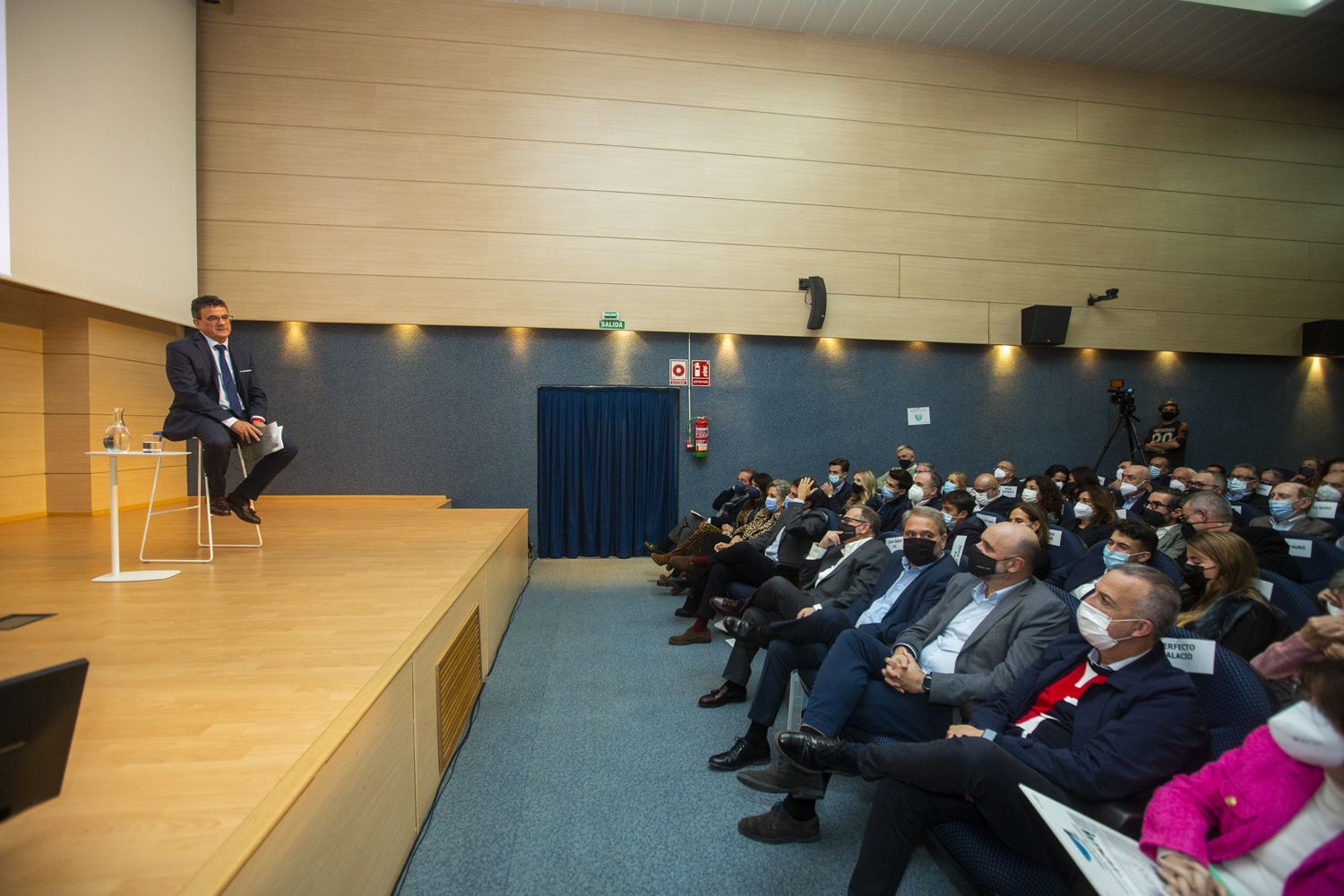 Toni Cabot presenta en el Club INFORMACIÓN el libro en el que plasma los perfiles de 40 personalidades de Alicante