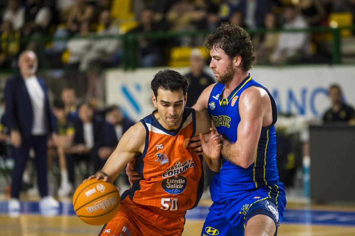 Jacobo Díaz pugna con Sean McDonnell en un ataque del Leyma contra el COB en Ourense.