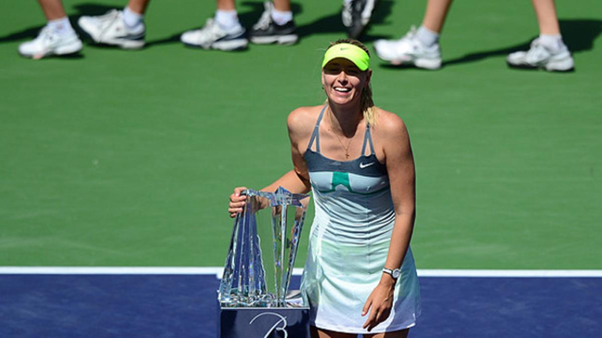 Maria Sharapova posa con el trofeo que la acredita como ganadora de Indian Wells