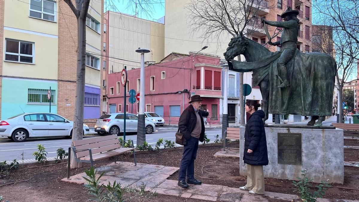 La escultura del 'Pregoner' está ubicada en la plaza Forn del Pla.