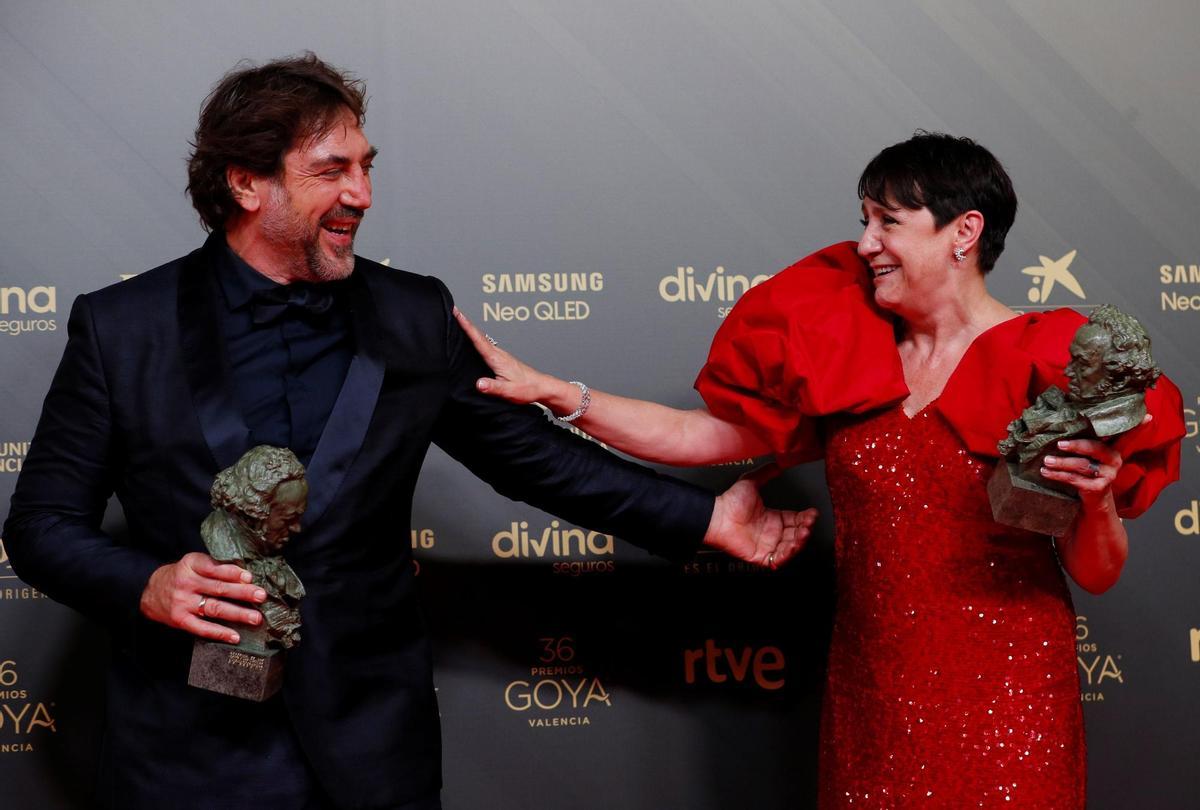 VALENCIA, 12/02/2022.- Los actores Javier Bardem y Blanca Portillo posan con los Goya a mejores actores protagonistas durante la gala de la 36 edición de los Premios Goya que tiene lugar este sábado en el Palau de les Arts de Valencia. EFE/Biel Aliño.