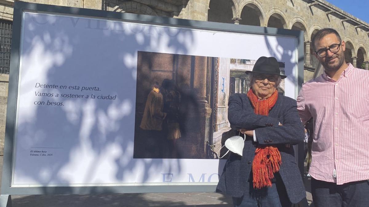 Adonis, con su nieto Jaafar al Aluni en guadalajara, México.