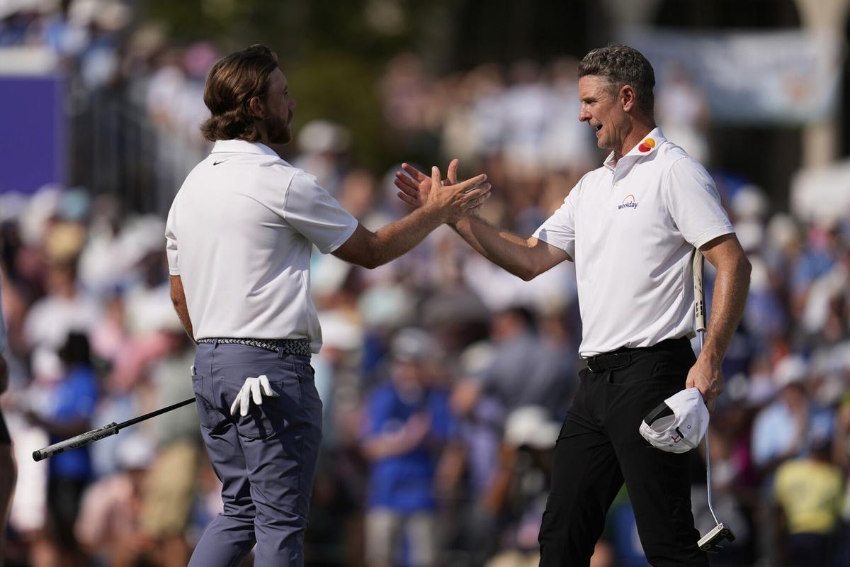 JJ Spaun felicita al inglés después de imponerse en el tercer hoyo del desempate en el St Jude Clasic