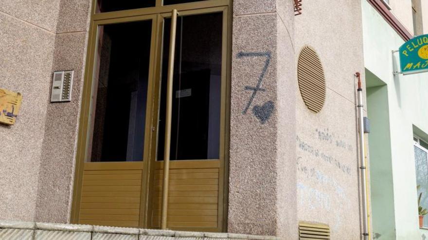 Portal del edificio en el que apareció muerta la mujer.