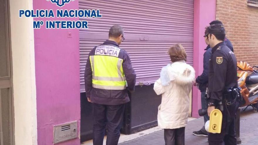 Los agentes, en el momento de proceder al precinto.