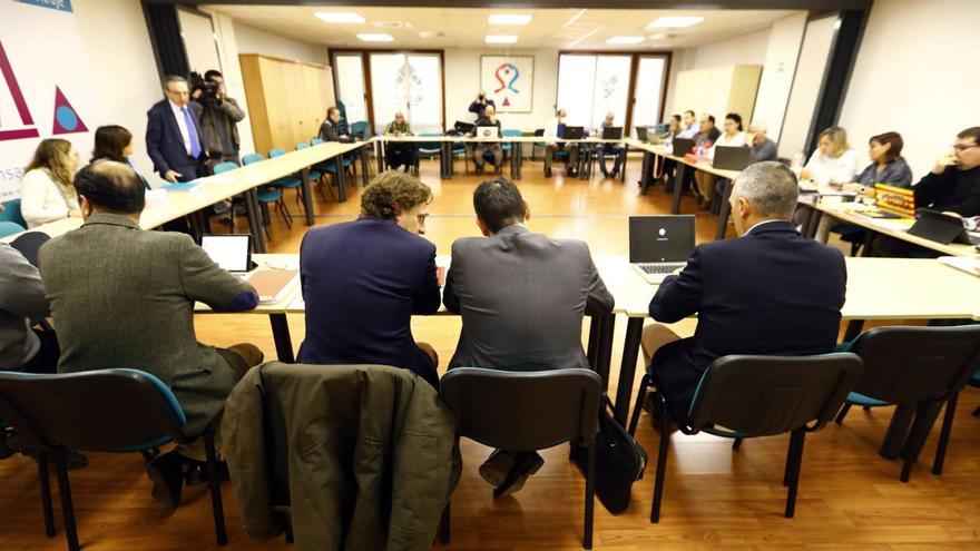 Representantes de Avanza y los representantes de los trabajadores durante la reunión en el SAMA, ayer. | JAIME GALINDO