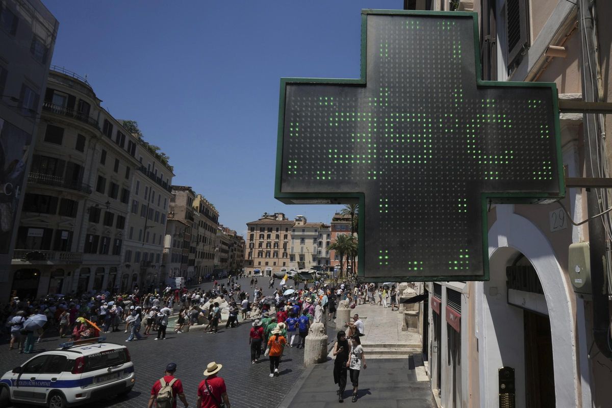 El termómetro de una farmacia marca 39 grados, este martes en Roma.
