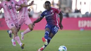 FC Dallas midfielder Anderson Julio (11) shoots and scores a goal as Inter Miami defender Gonzalo Luján, left, looks on during the second half of an MLS soccer match, Sunday, April 27, 2025, in Fort Lauderdale, Fla. (AP Photo/Jim Rassol) Associated Press/LaPresse