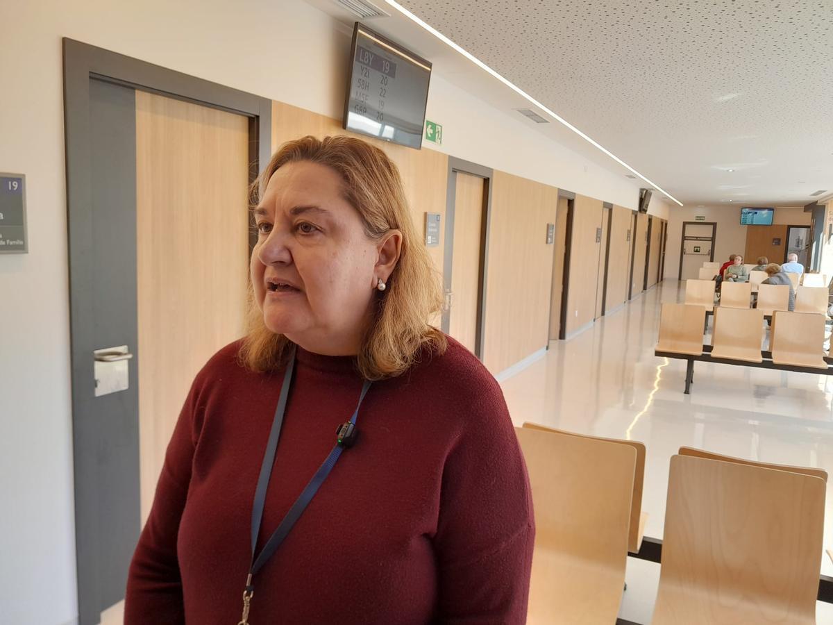 Elena López-Arranz, directora médica del centro de salud de Lena, en la sala de espera de consultas.