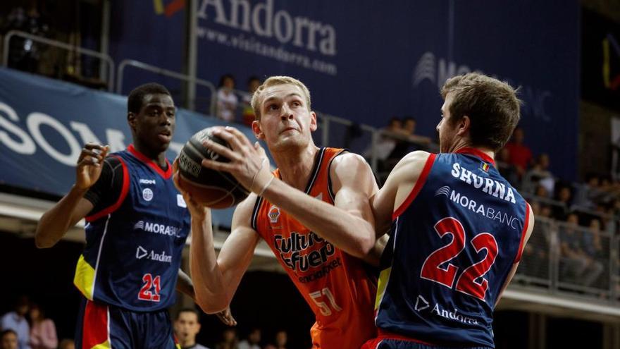 El pívot islandés del Valencia Basket, Tryggvi Hlinason, ante John Shurna. exjugador &quot;raronja&quot;