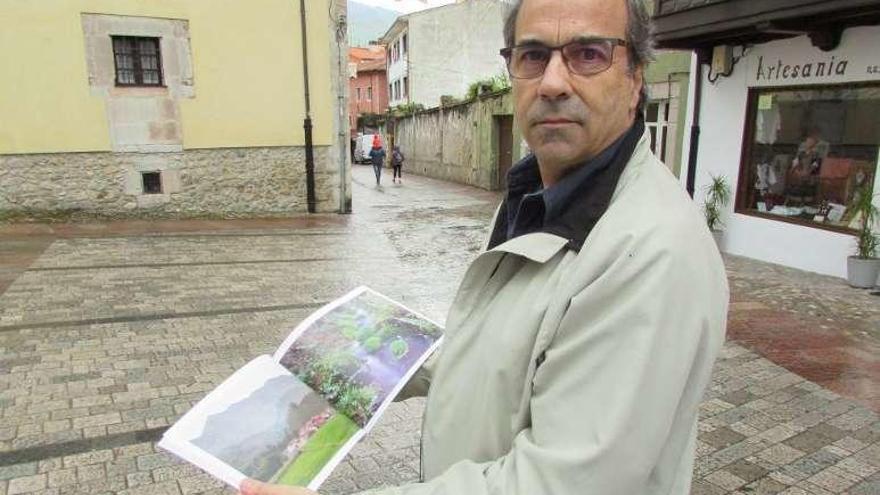 Paul Iglesias Mallagray, con el libro de fotografías.