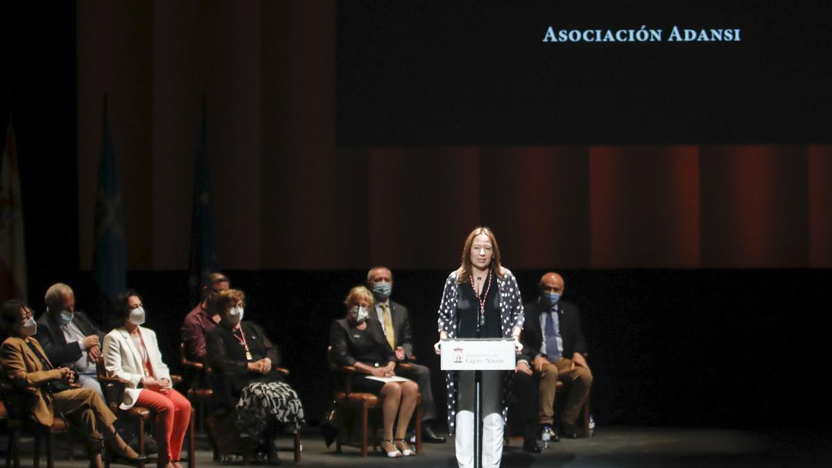 Entrega de honores y distinciones de Gijón en el teatro Jovellanos