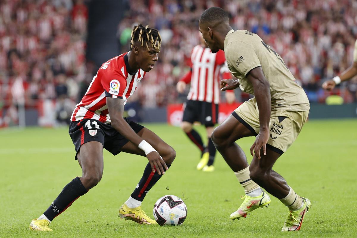 BILBAO, 30/09/2022.- El delantero del Athletic de Bilbao Nico Williams (i) lucha con Sergio Akieme, de la UD Almería, durante el encuentro de la jornada 7 de LaLiga Santander que el Athletic Club de Bilbao y la UD Almería disputan este viernes en el estadio de San Mamés, en Bilbao. EFE/ Luis Tejido