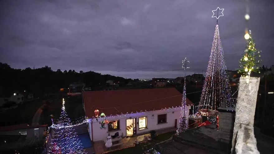 Al árbol de Navidad de Vigo le sale un competidor: vecinos de San Andrés izan uno de 20 metros