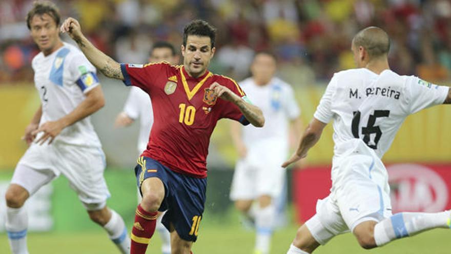 Fábregas durante el partido contra Uruguay.