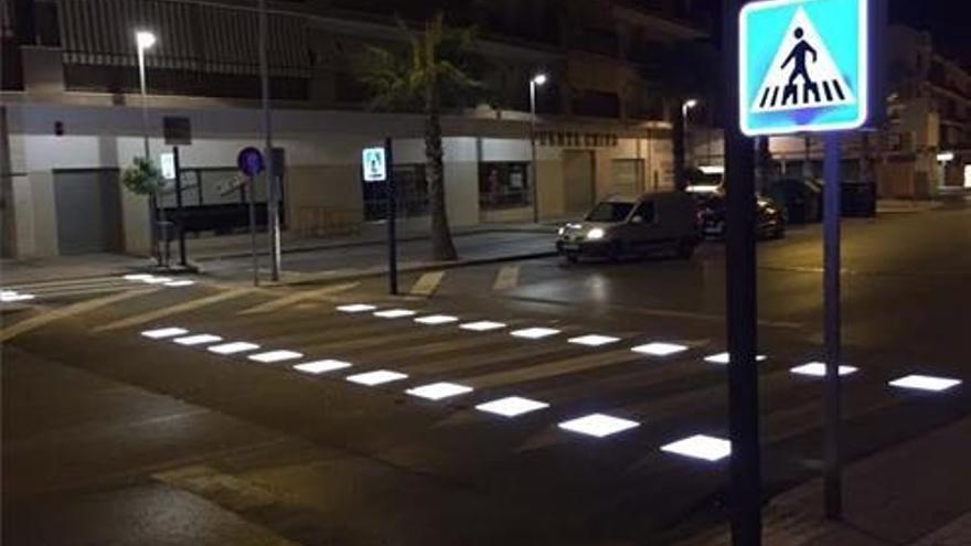 El Ayuntamiento de Puente Genil instala dos pasos de peatones inteligentes