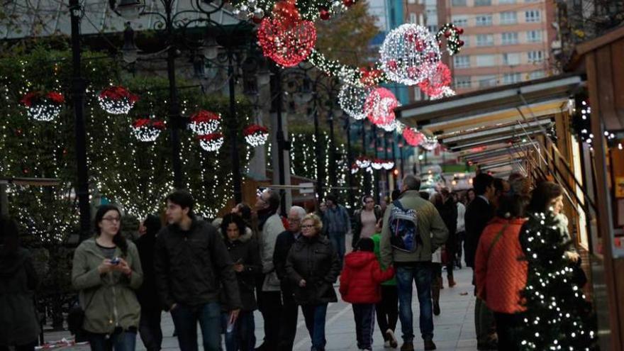 Ambiente ayer en el Mercado Navideño de Xixón (MeNaX), situado en el paseo de Begoña.