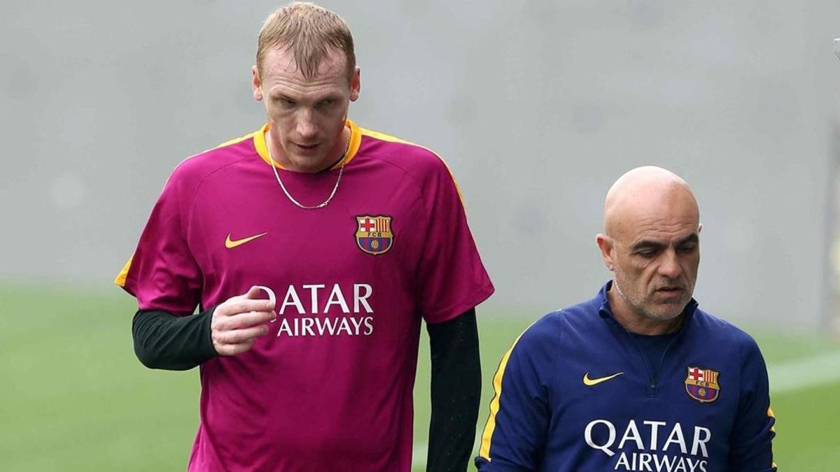 Mathieu y Juanjo Brau, fisioterapeuta del Barça, al final de una sesión de entrenamiento.