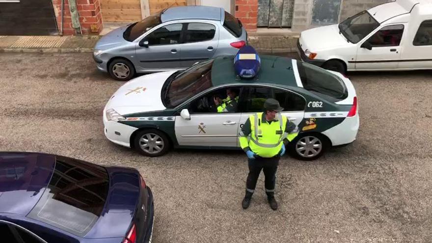 Visita solidaria de la Guardia Civil a un joven enfermo