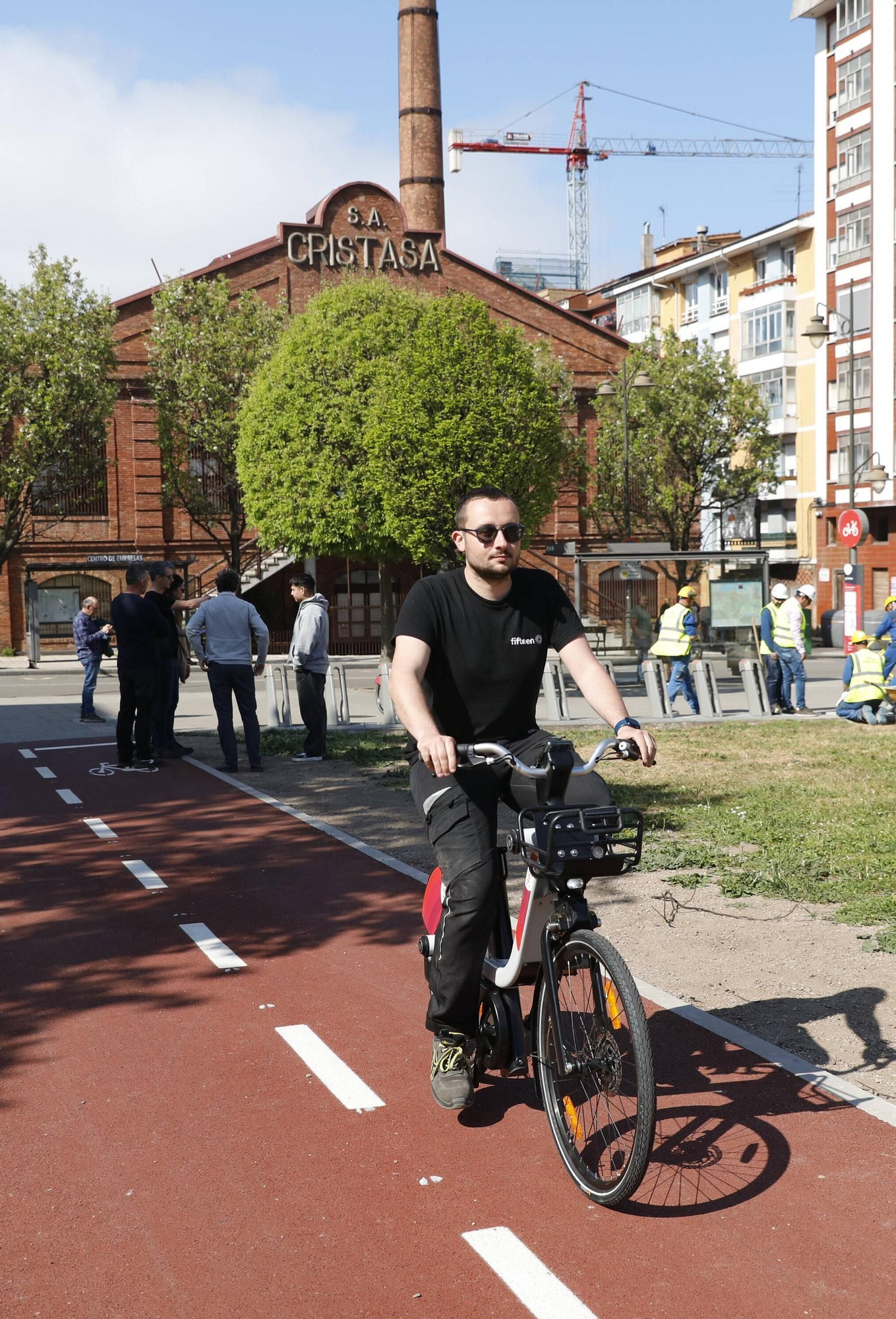 En imágenes: Arranca la instalación de las nuevas estaciones de la red de bicicletas eléctricas en Gijón